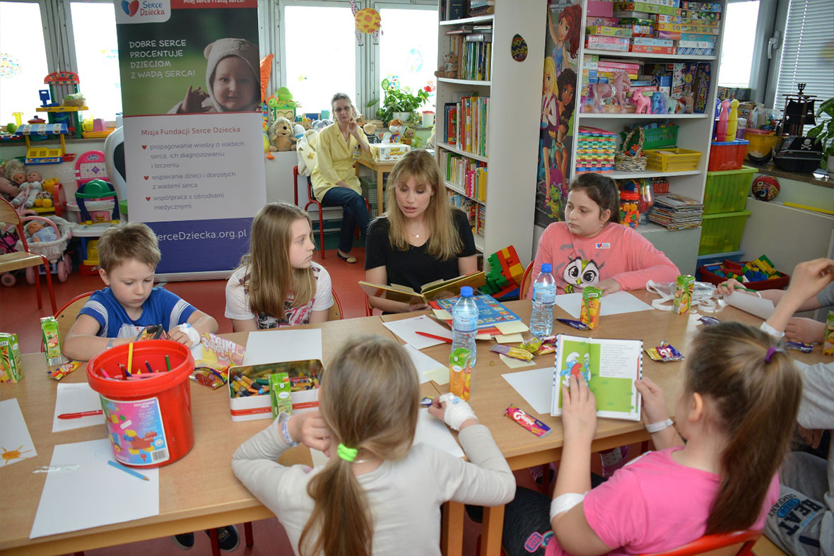 Czytanie bajek dzieciom w Centrum Zdrowia Dziecka